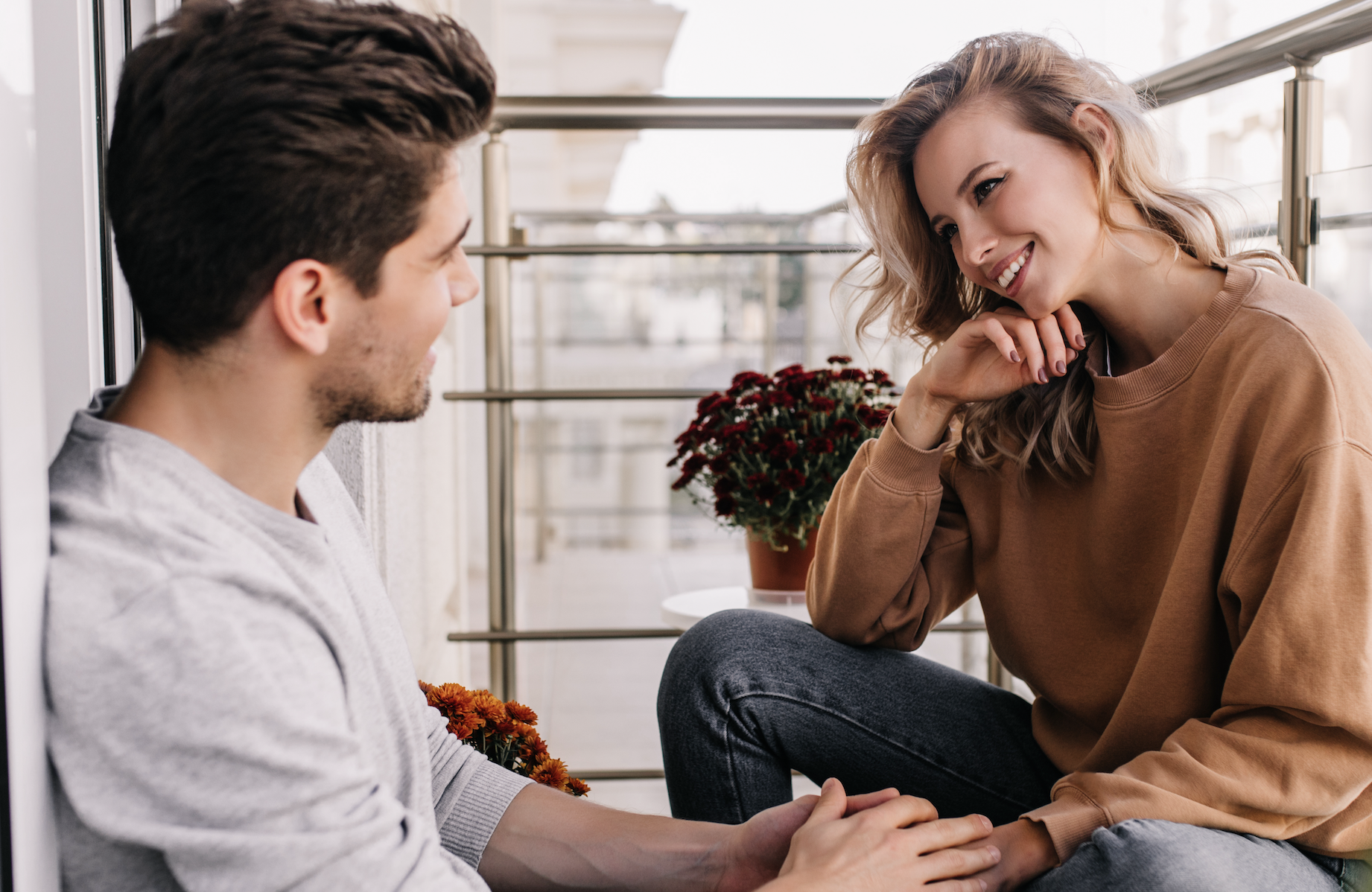 Exploring Non-Monogamy: How Swinging and Polyamory Differ